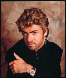 JUANGA. George Michael en los ricos años ochenta con un fondo de sillón de cuero.