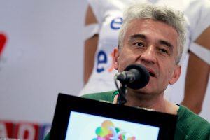 DESPIDIÉNDOSE. Jorge González dijo que dejaba los escenarios y que el edificio no se parecía en nada. (Foto: The Clinic)