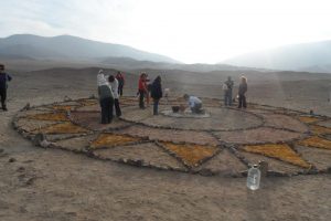 CÍRCULOS EN EL DESIERTO. Hechos de pierdas y colores, los símbolos son una especie de "traspasadores" con los señores extraterrestres.